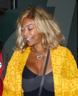 PEOPLE - Wendy Williams landet im kunterbunten Versace-Mantel in Los Angeles