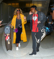 PEOPLE - Wendy Williams landet im kunterbunten Versace-Mantel in Los Angeles