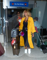 PEOPLE - Wendy Williams landet im kunterbunten Versace-Mantel in Los Angeles