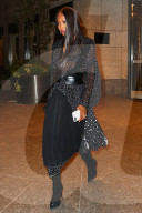 PEOPLE - Chic: Naomi Campbell verlässt in Abendrobe das Hotel in New York