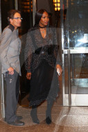 PEOPLE - Chic: Naomi Campbell verlässt in Abendrobe das Hotel in New York