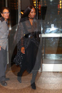 PEOPLE - Chic: Naomi Campbell verlässt in Abendrobe das Hotel in New York