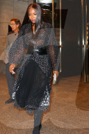PEOPLE - Chic: Naomi Campbell verlässt in Abendrobe das Hotel in New York