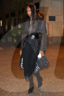 PEOPLE - Chic: Naomi Campbell verlässt in Abendrobe das Hotel in New York