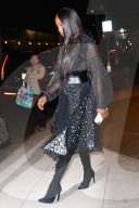PEOPLE - Chic: Naomi Campbell verlässt in Abendrobe das Hotel in New York