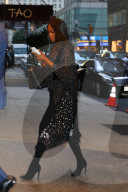 PEOPLE - Chic: Naomi Campbell verlässt in Abendrobe das Hotel in New York