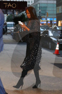 PEOPLE - Chic: Naomi Campbell verlässt in Abendrobe das Hotel in New York