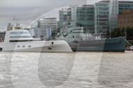PEOPLE - London: Die Jacht von Andrey Melnichenko ankert bei der Tower Bridge 