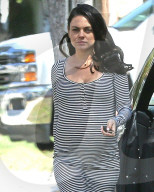 PEOPLE - Mila Kunis Babybauch wŠchst