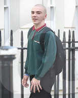 PEOPLE - Beigelegter Sorgerechtsstreit: Rocco Ritchie in London unterwegs