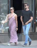 PEOPLE - Neu-Single Joshua Jackson spaziert  in weiblicher Begleitung durch Soho