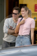 EXKLUSIV - Jamie Hince knuddelt eine Blondine