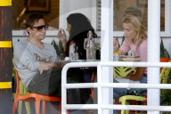 EXKLUSIV - Jamie Hince knuddelt eine Blondine