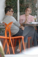 EXKLUSIV - Jamie Hince knuddelt eine Blondine