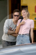 EXKLUSIV - Jamie Hince knuddelt eine Blondine