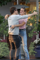 EXKLUSIV - Jamie Hince knuddelt eine Blondine