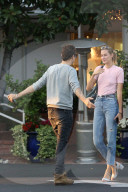 EXKLUSIV - Jamie Hince knuddelt eine Blondine