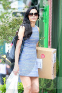 PEOPLE - Famke Janssen bringt ein Paket zur Post