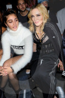 PEOPLE - Peinliche Mom: Madonna zeigt Nippel an der Alexander Wang Show