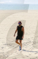 PEOPLE - Bradley Cooper hält sich mit Joggen fit