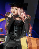 PEOPLE - Cyndi Lauper steht mit dem Koffer auf der Bühne