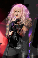 PEOPLE - Cyndi Lauper steht mit dem Koffer auf der Bühne