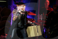 PEOPLE - Cyndi Lauper steht mit dem Koffer auf der Bühne
