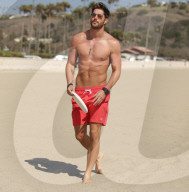 EXKLUSIV - Nick Bateman lässt am Strand seine Muskeln spielen