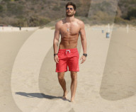 EXKLUSIV - Nick Bateman lässt am Strand seine Muskeln spielen