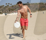 EXKLUSIV - Nick Bateman lässt am Strand seine Muskeln spielen
