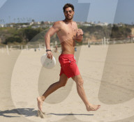 EXKLUSIV - Nick Bateman lässt am Strand seine Muskeln spielen