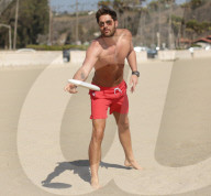 EXKLUSIV - Nick Bateman lässt am Strand seine Muskeln spielen