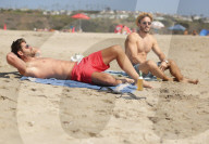 EXKLUSIV - Nick Bateman lässt am Strand seine Muskeln spielen