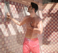 EXKLUSIV - Nick Bateman lässt am Strand seine Muskeln spielen