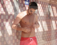 EXKLUSIV - Nick Bateman lässt am Strand seine Muskeln spielen