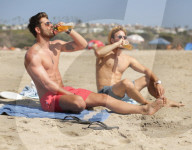 EXKLUSIV - Nick Bateman lässt am Strand seine Muskeln spielen