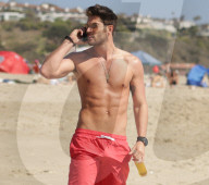 EXKLUSIV - Nick Bateman lässt am Strand seine Muskeln spielen