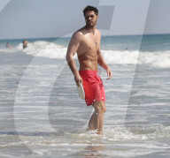 EXKLUSIV - Nick Bateman lässt am Strand seine Muskeln spielen
