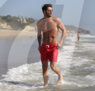 EXKLUSIV - Nick Bateman lässt am Strand seine Muskeln spielen