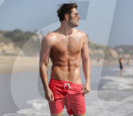 EXKLUSIV - Nick Bateman lässt am Strand seine Muskeln spielen