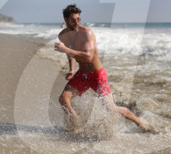EXKLUSIV - Nick Bateman lässt am Strand seine Muskeln spielen