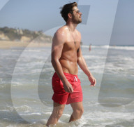 EXKLUSIV - Nick Bateman lässt am Strand seine Muskeln spielen