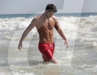 EXKLUSIV - Nick Bateman lässt am Strand seine Muskeln spielen