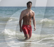 EXKLUSIV - Nick Bateman lässt am Strand seine Muskeln spielen