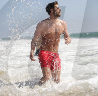 EXKLUSIV - Nick Bateman lässt am Strand seine Muskeln spielen