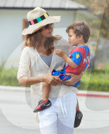 EXKLUSIV - Halle Berry bringt Klein-Maceo zum Fussball-Training