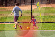 EXKLUSIV - Halle Berry bringt Klein-Maceo zum Fussball-Training
