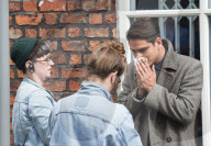 PEOPLE - Luke Pasqualino "pfnüselt" auf dem Set rum