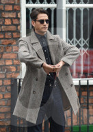 PEOPLE - Luke Pasqualino "pfnüselt" auf dem Set rum