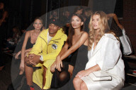 NEWS - Nina Agdal zeigt BH an der DKNY Show in New York